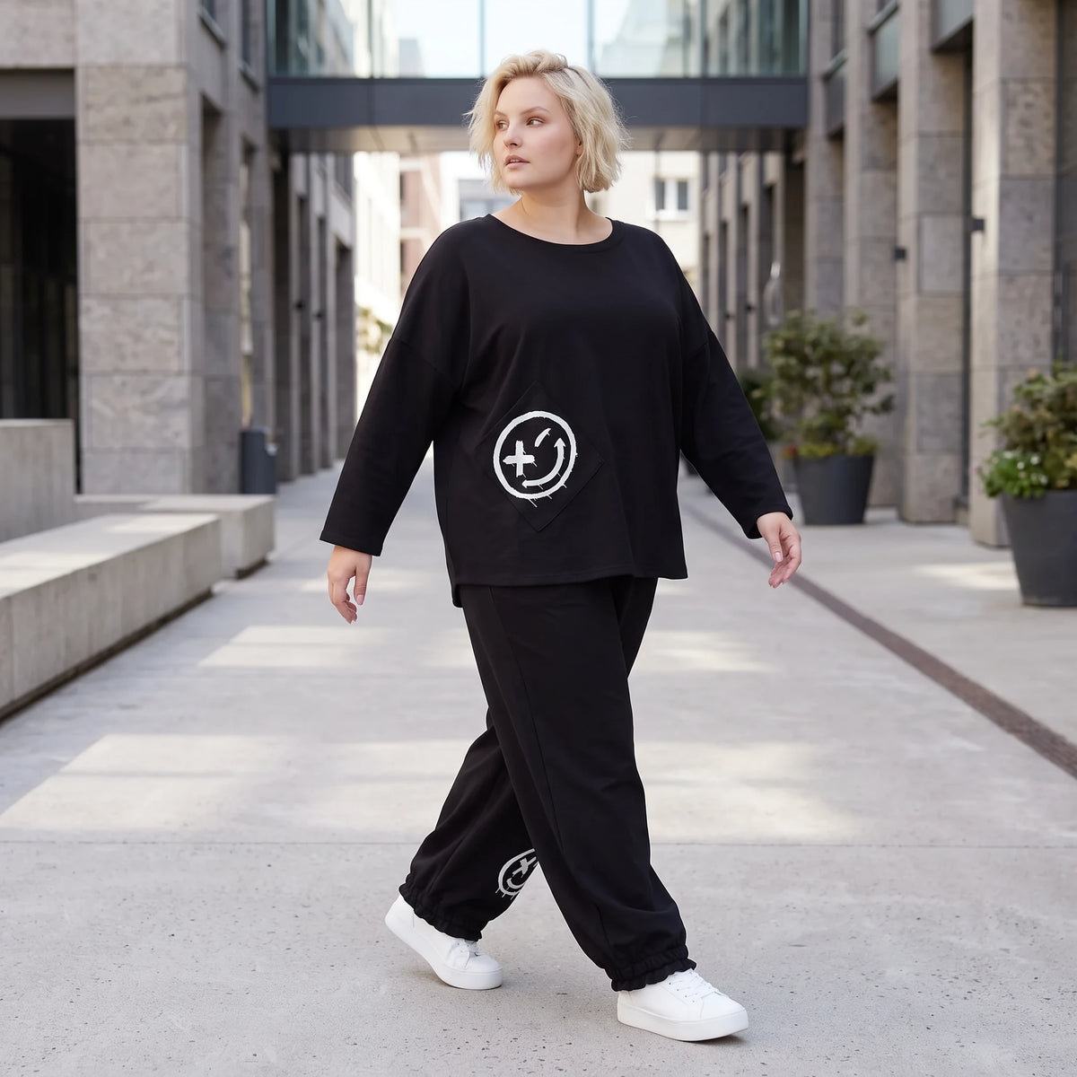 Oversized Hose aus flauschigem French Terry mit Smileydruck und bequem gesmoktem Saum