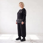 Schwarzes Basicshirt aus Viskosejersey mit Stretch und Brusttasche in geradem Schnitt