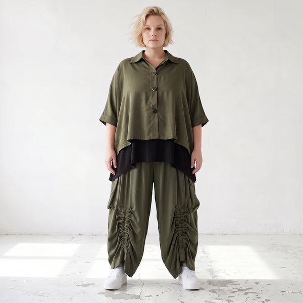 Khaki Lyocellbluse aus weichem Twill mit Hemdkragen gerundetem Schnitt und 3/4-Arm