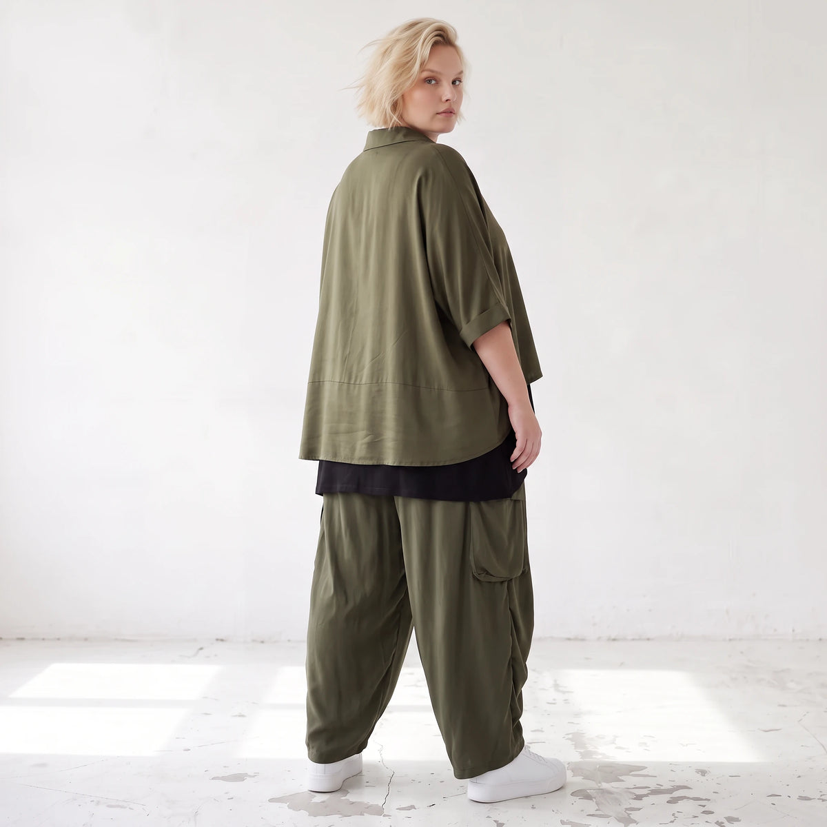 Khaki Lyocellbluse aus weichem Twill mit Hemdkragen gerundetem Schnitt und 3/4-Arm