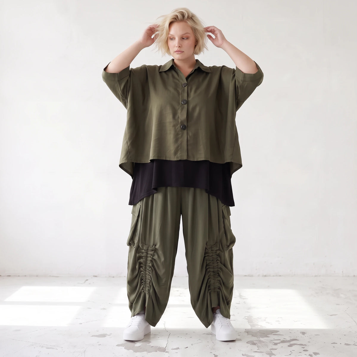 Khaki Lyocellbluse aus weichem Twill mit Hemdkragen gerundetem Schnitt und 3/4-Arm