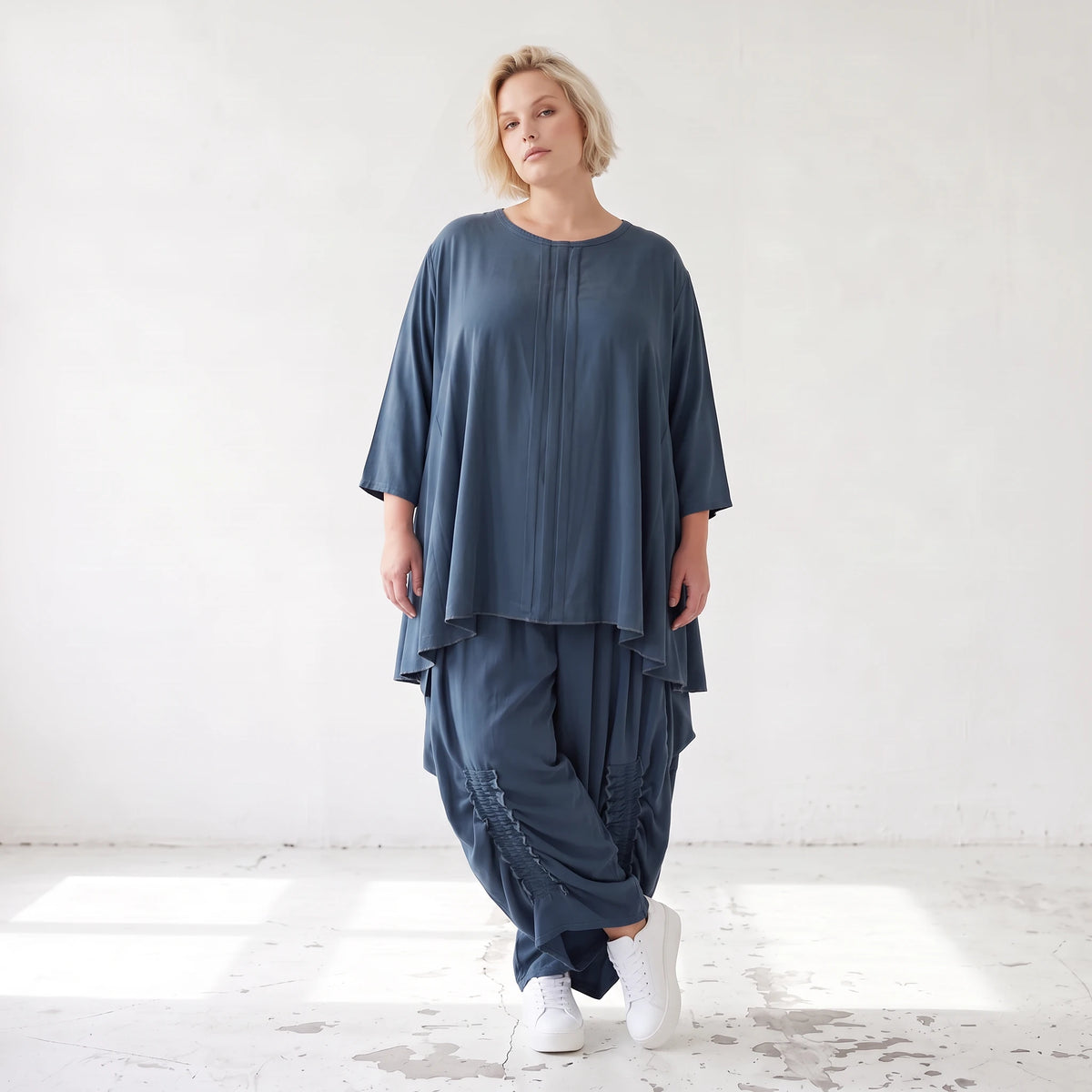 Shirt in Petrol aus weichem Lyocell in A-Linie mit Biesenmusterung und Zipfelsaum