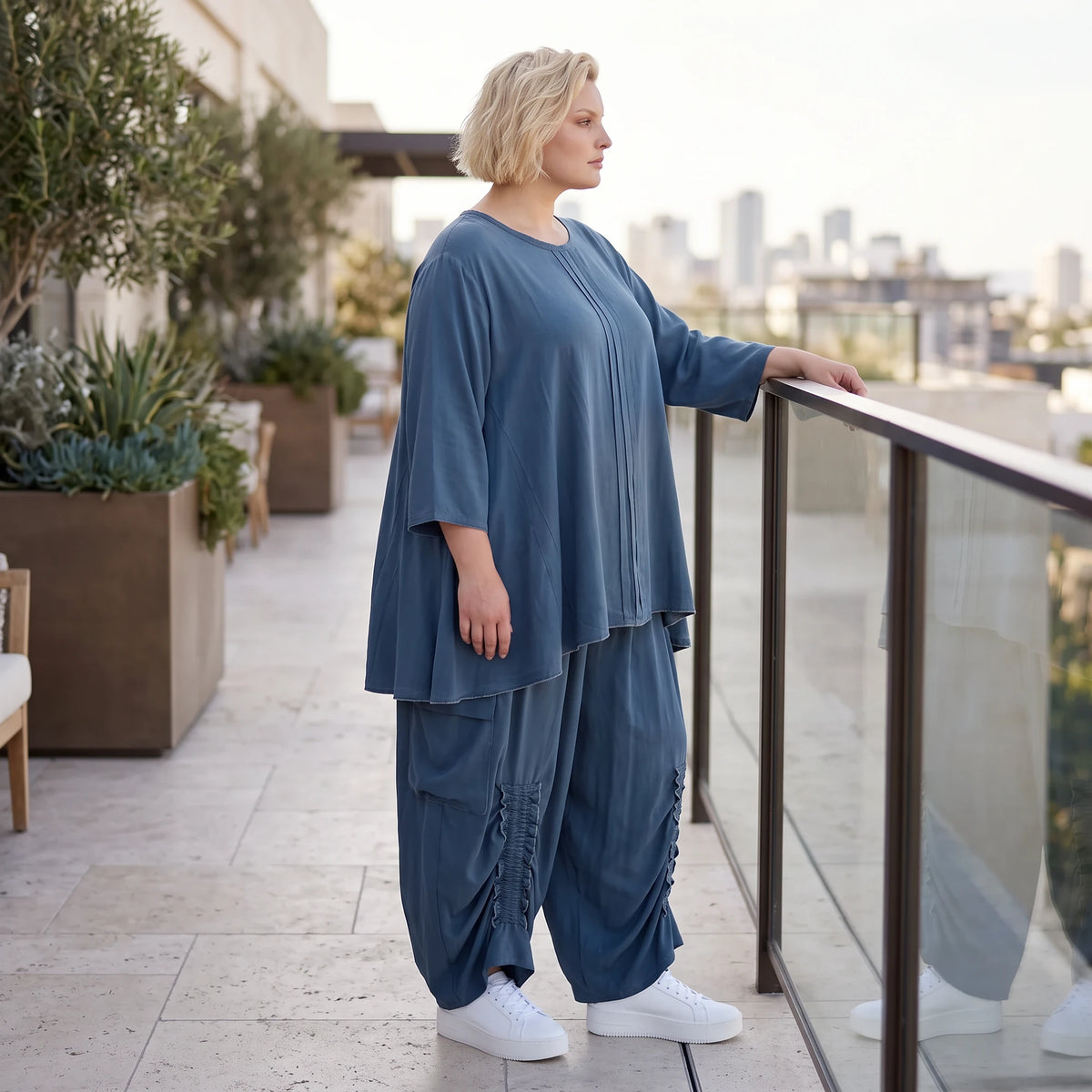 Shirt in Petrol aus weichem Lyocell in A-Linie mit Biesenmusterung und Zipfelsaum