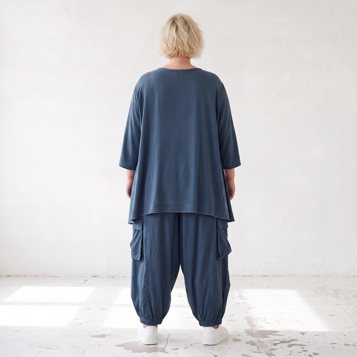 Shirt in Petrol aus weichem Lyocell in A-Linie mit Biesenmusterung und Zipfelsaum
