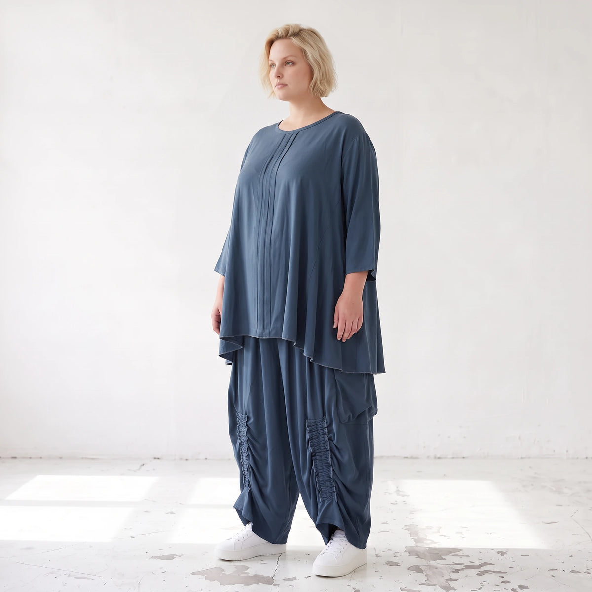 Shirt in Petrol aus weichem Lyocell in A-Linie mit Biesenmusterung und Zipfelsaum
