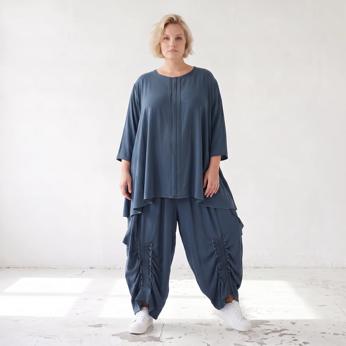 Shirt in Petrol aus weichem Lyocell in A-Linie mit Biesenmusterung und Zipfelsaum