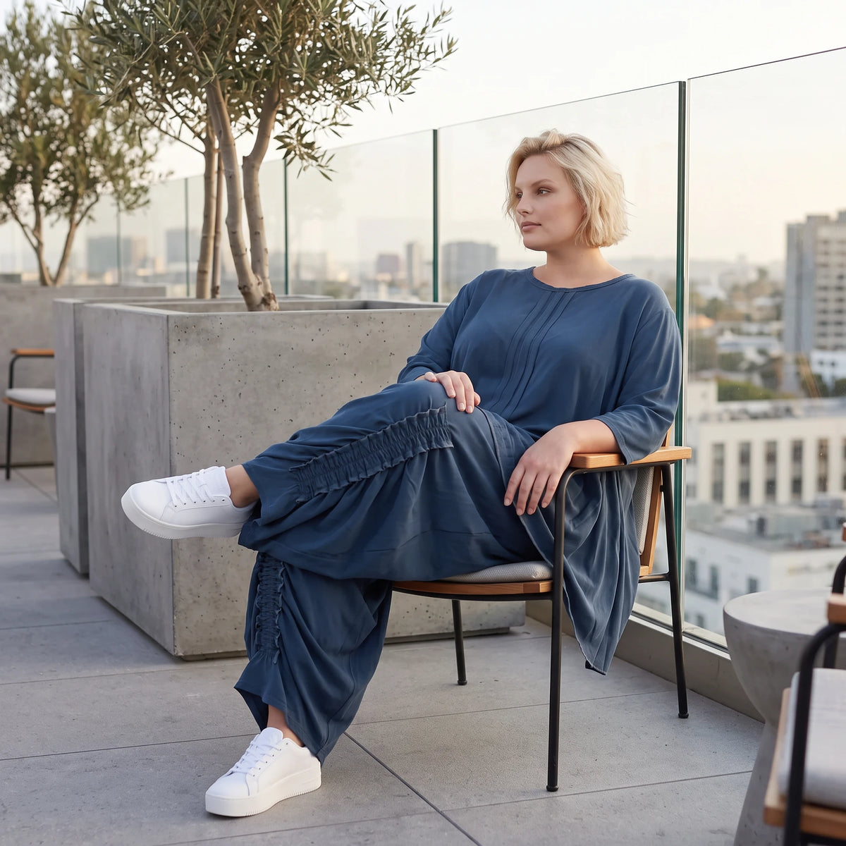 Shirt in Petrol aus weichem Lyocell in A-Linie mit Biesenmusterung und Zipfelsaum