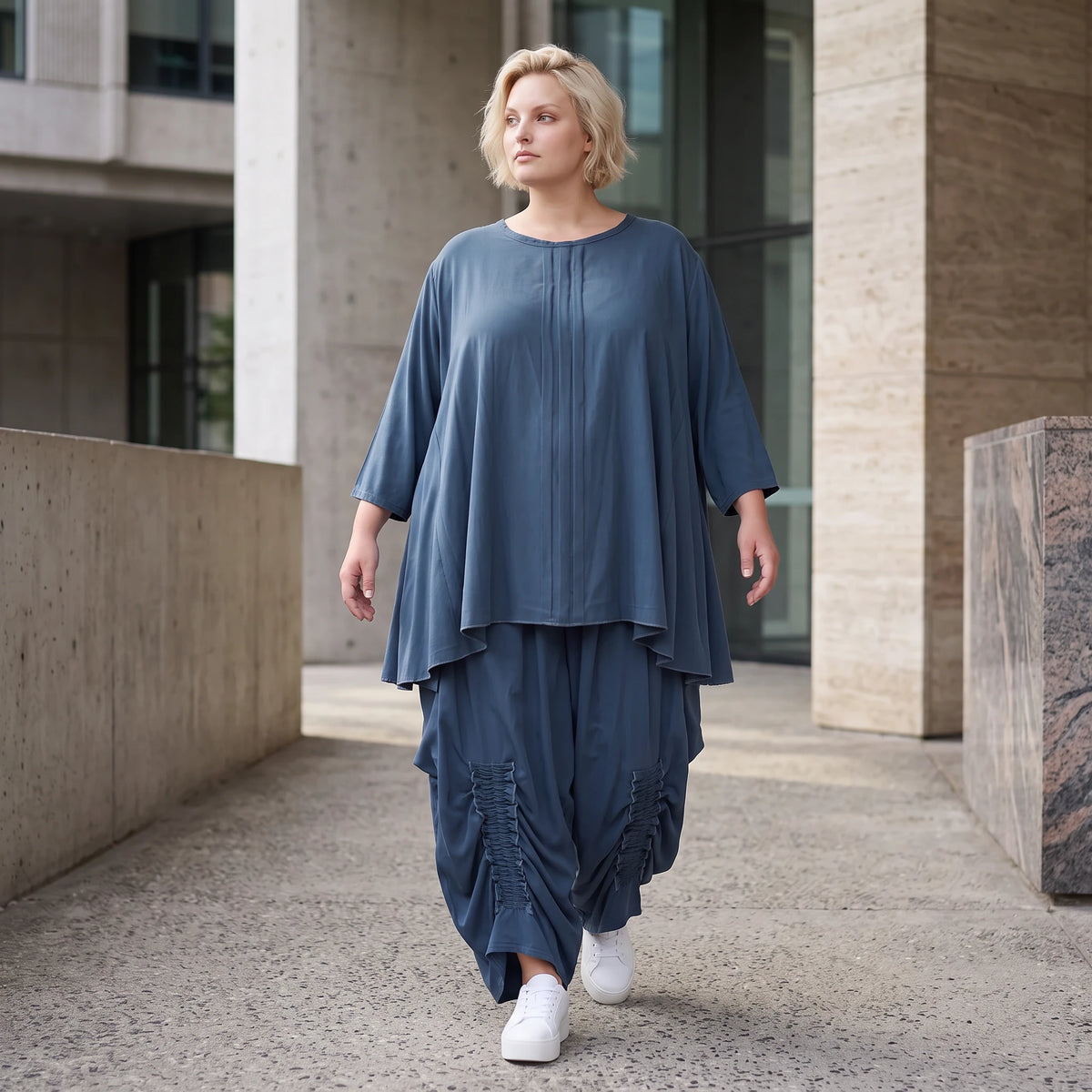 Shirt in Petrol aus weichem Lyocell in A-Linie mit Biesenmusterung und Zipfelsaum