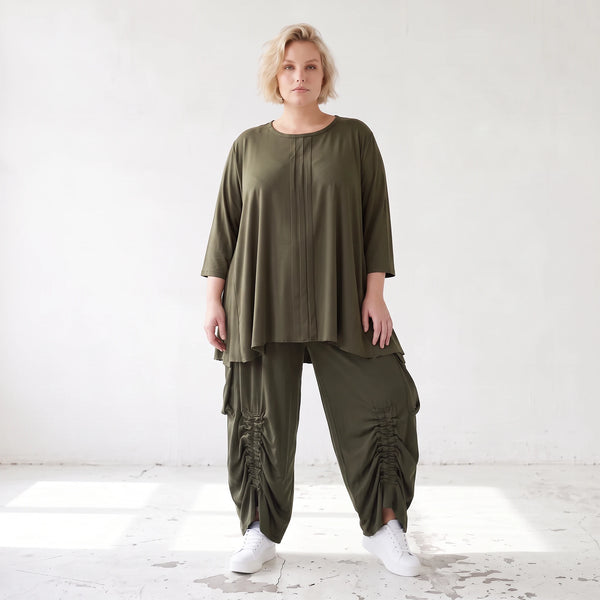 Khakifarbenes Lyocellshirt aus Twill mit Biesenmuster in A-Linie und 3/4-Arm Zipfelsaum