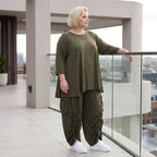 Khakifarbenes Lyocellshirt aus Twill mit Biesenmuster in A-Linie und 3/4-Arm Zipfelsaum