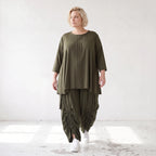 Khakifarbenes Lyocellshirt aus Twill mit Biesenmuster in A-Linie und 3/4-Arm Zipfelsaum