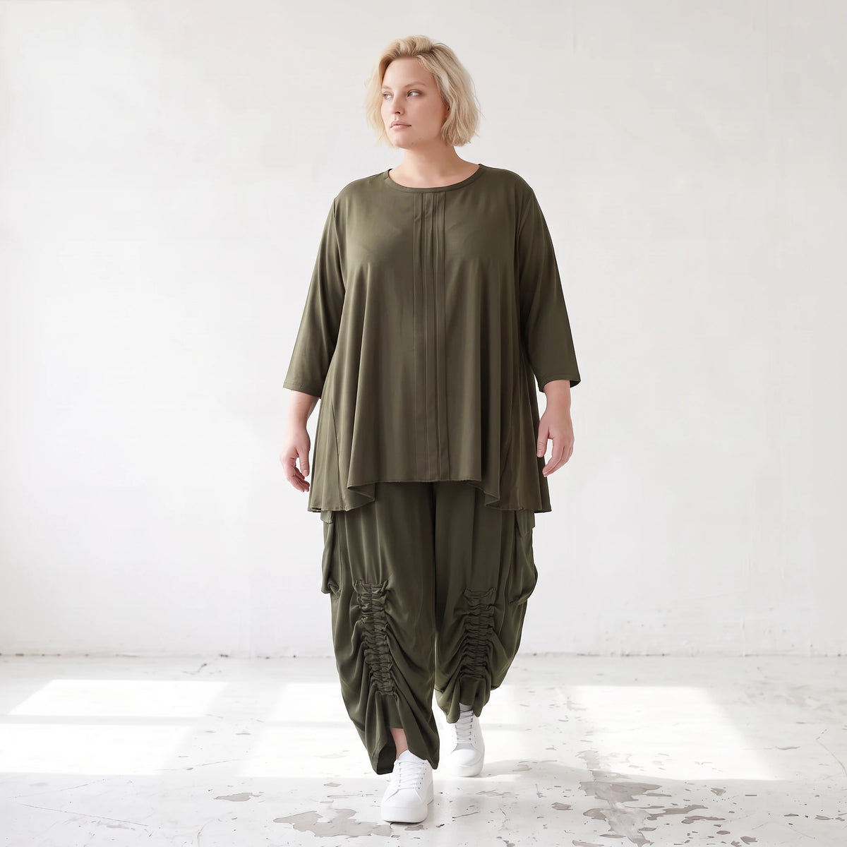 Khakifarbenes Lyocellshirt aus Twill mit Biesenmuster in A-Linie und 3/4-Arm Zipfelsaum