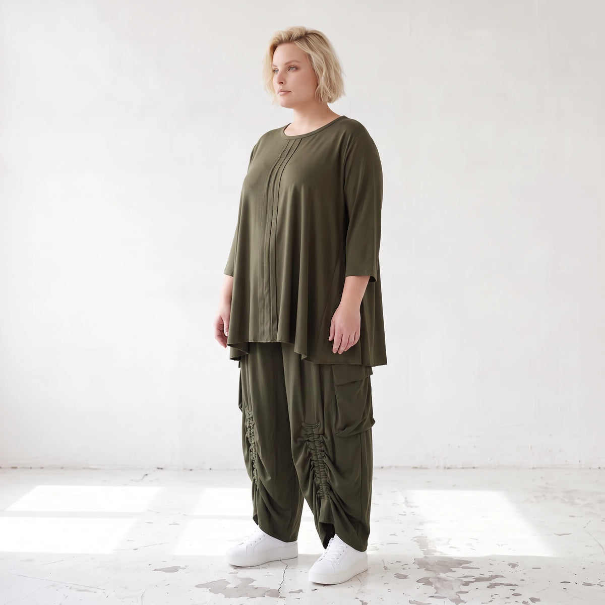 Khakifarbenes Lyocellshirt aus Twill mit Biesenmuster in A-Linie und 3/4-Arm Zipfelsaum
