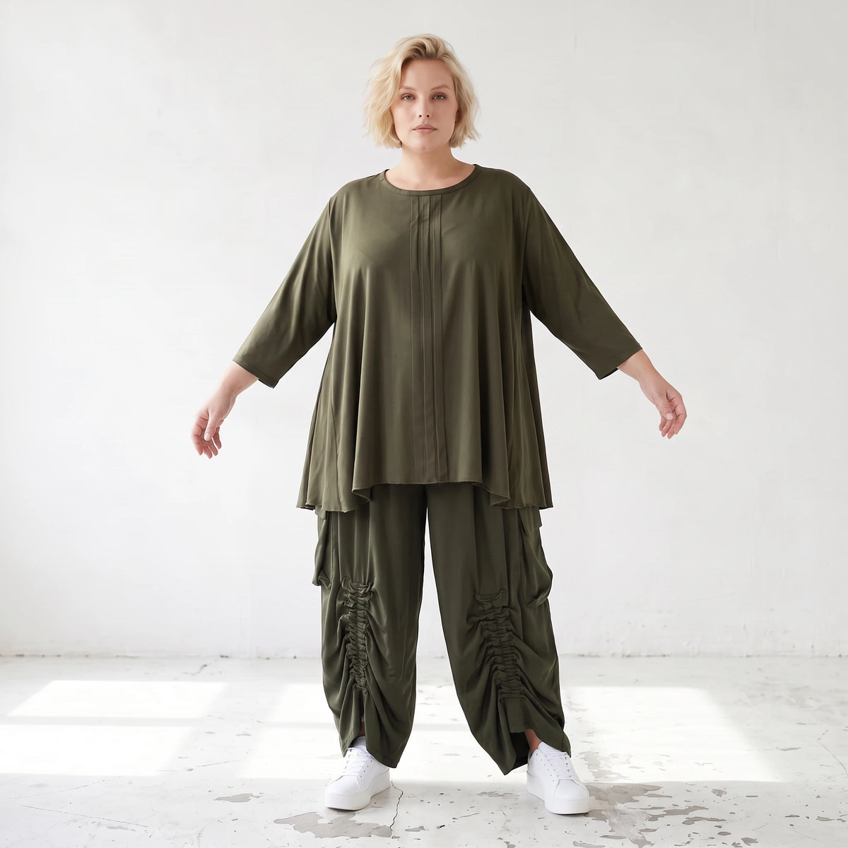 Khakifarbenes Lyocellshirt aus Twill mit Biesenmuster in A-Linie und 3/4-Arm Zipfelsaum