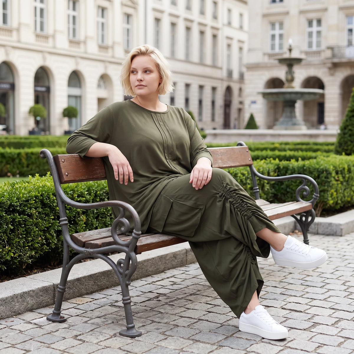 Khakifarbenes Lyocellshirt aus Twill mit Biesenmuster in A-Linie und 3/4-Arm Zipfelsaum