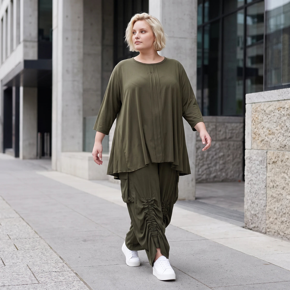 Khakifarbenes Lyocellshirt aus Twill mit Biesenmuster in A-Linie und 3/4-Arm Zipfelsaum