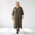 Khaki Lyocellkleid in A-Linie mit Rundhalsausschnitt und V-Ausschnitt mit Seitentaschen
