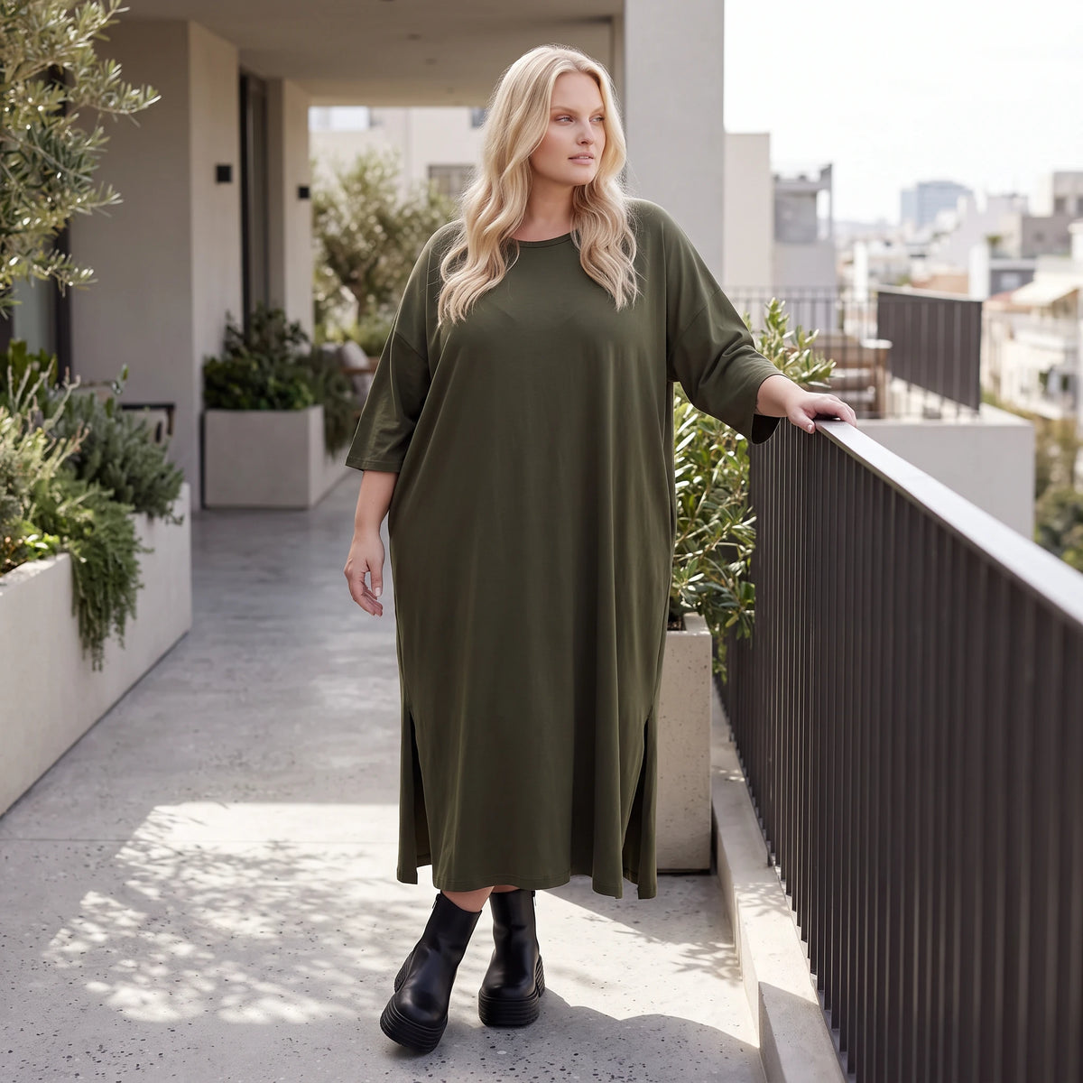 Khaki Lyocellkleid in A-Linie mit Rundhalsausschnitt und V-Ausschnitt mit Seitentaschen