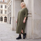 Khaki Lyocellkleid in A-Linie mit Rundhalsausschnitt und V-Ausschnitt mit Seitentaschen