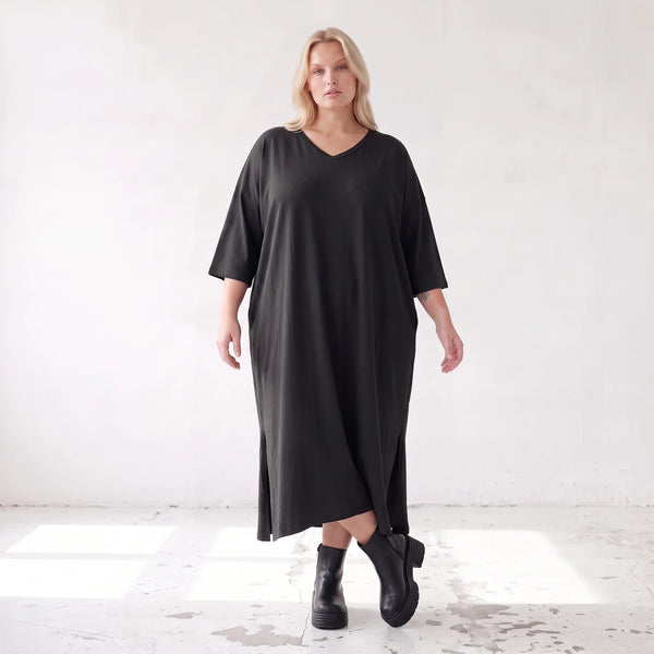 Fließendes A-Linien-Kleid aus Lyocell mit V-Ausschnitt Seitennahttaschen Saumschlitzen