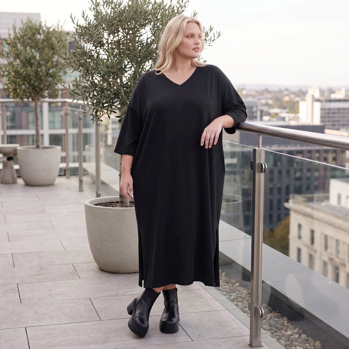 Fließendes A-Linien-Kleid aus Lyocell mit V-Ausschnitt Seitennahttaschen Saumschlitzen