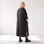 Fließendes A-Linien-Kleid aus Lyocell mit V-Ausschnitt Seitennahttaschen Saumschlitzen