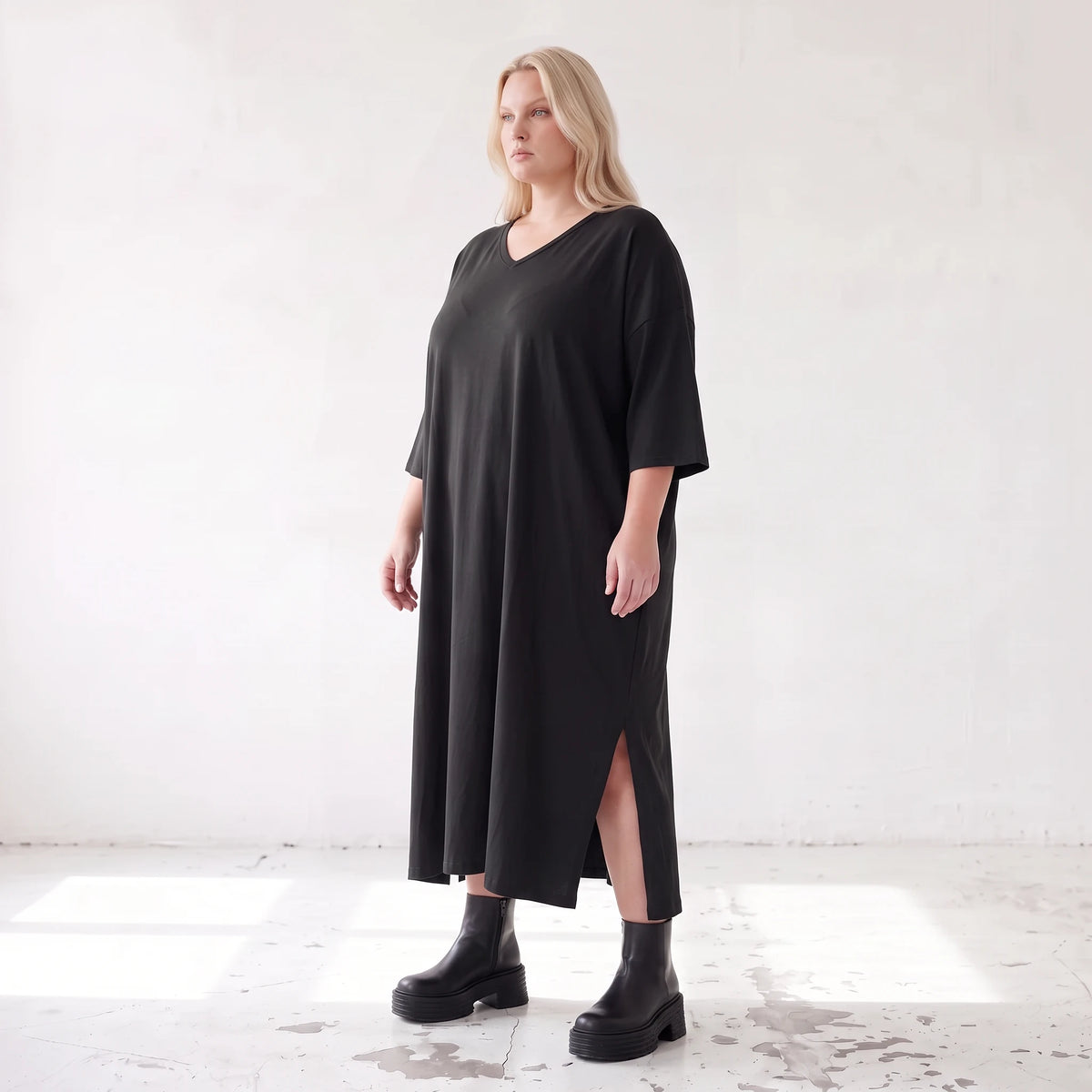 Fließendes A-Linien-Kleid aus Lyocell mit V-Ausschnitt Seitennahttaschen Saumschlitzen
