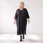 Fließendes A-Linien-Kleid aus Lyocell mit V-Ausschnitt Seitennahttaschen Saumschlitzen