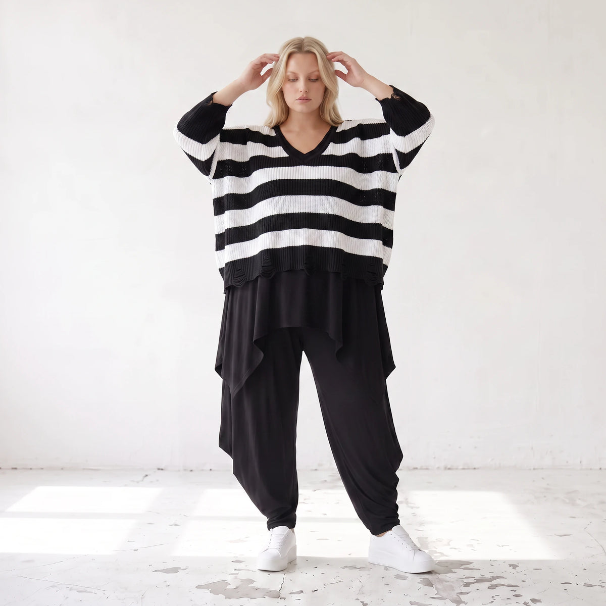Warmes Strickshirt in weichem Stretchstrick mit V-Ausschnitt in kastiger Destroyedoptik