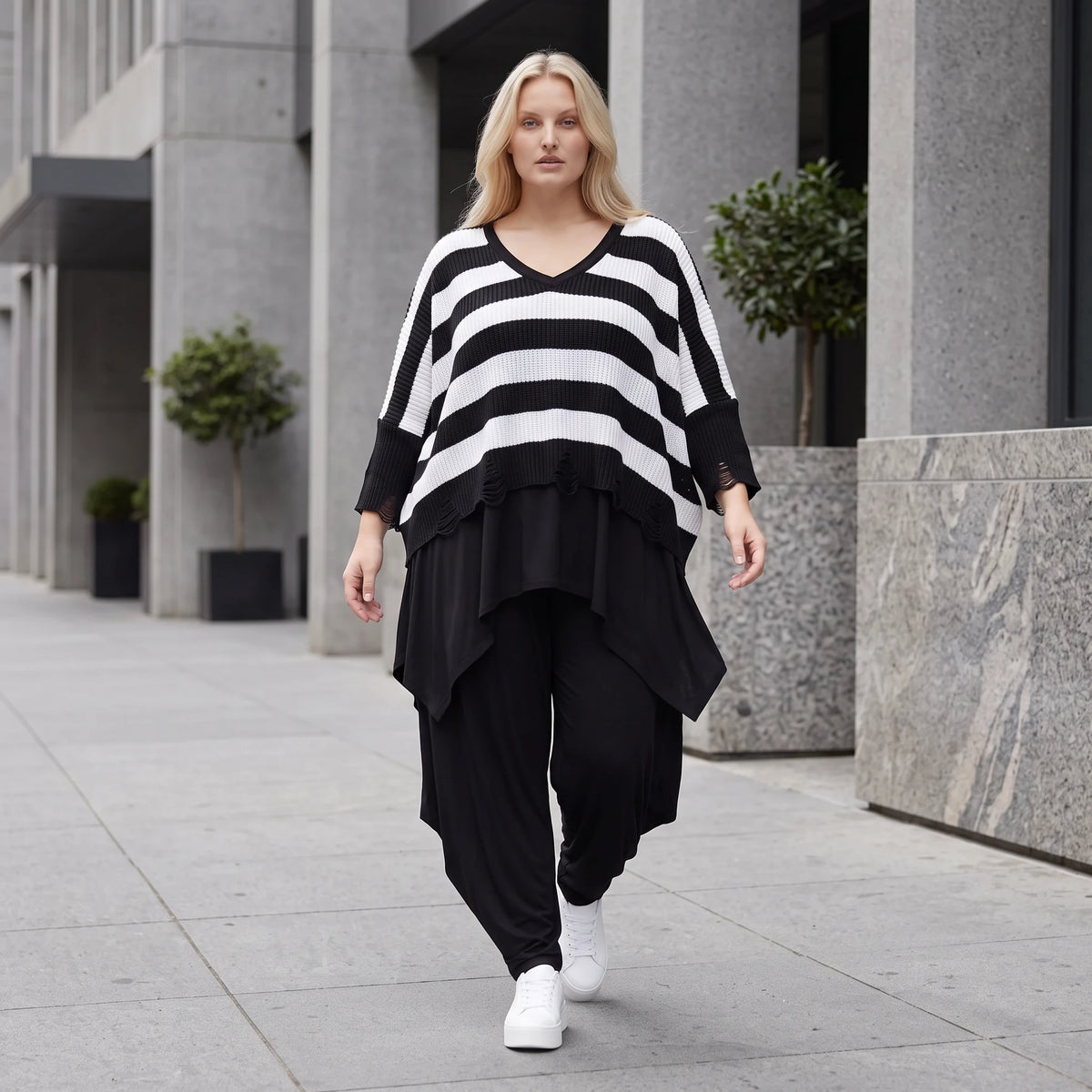 Warmes Strickshirt in weichem Stretchstrick mit V-Ausschnitt in kastiger Destroyedoptik