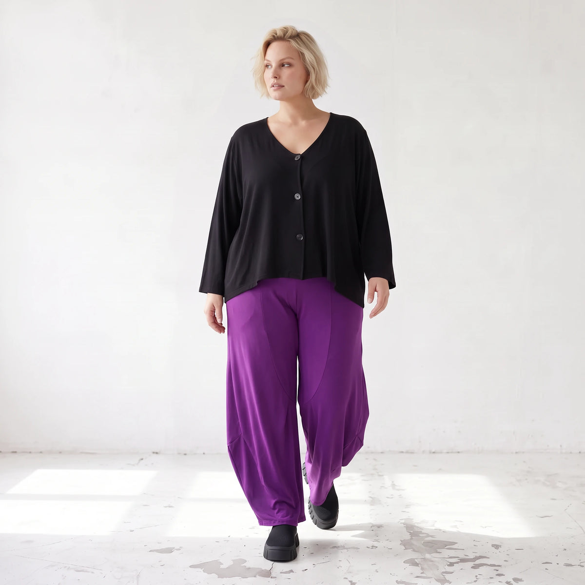 Violette Ballonhose aus softem Slinkystretch mit weitem Bein Flügeltaschen Schlupfbund