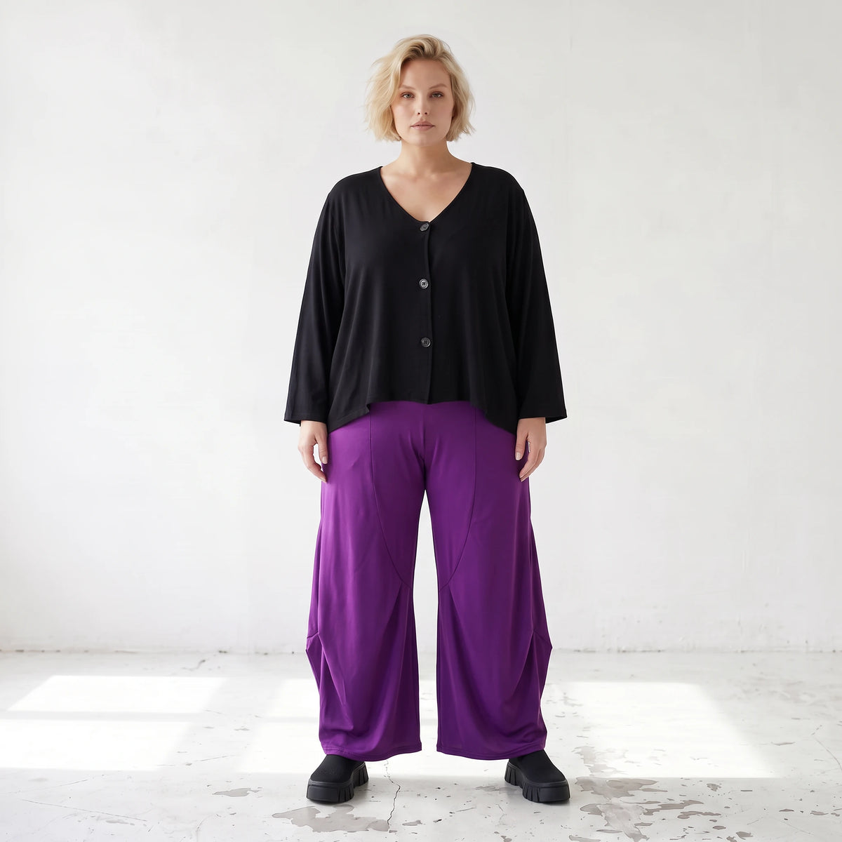 Violette Ballonhose aus softem Slinkystretch mit weitem Bein Flügeltaschen Schlupfbund