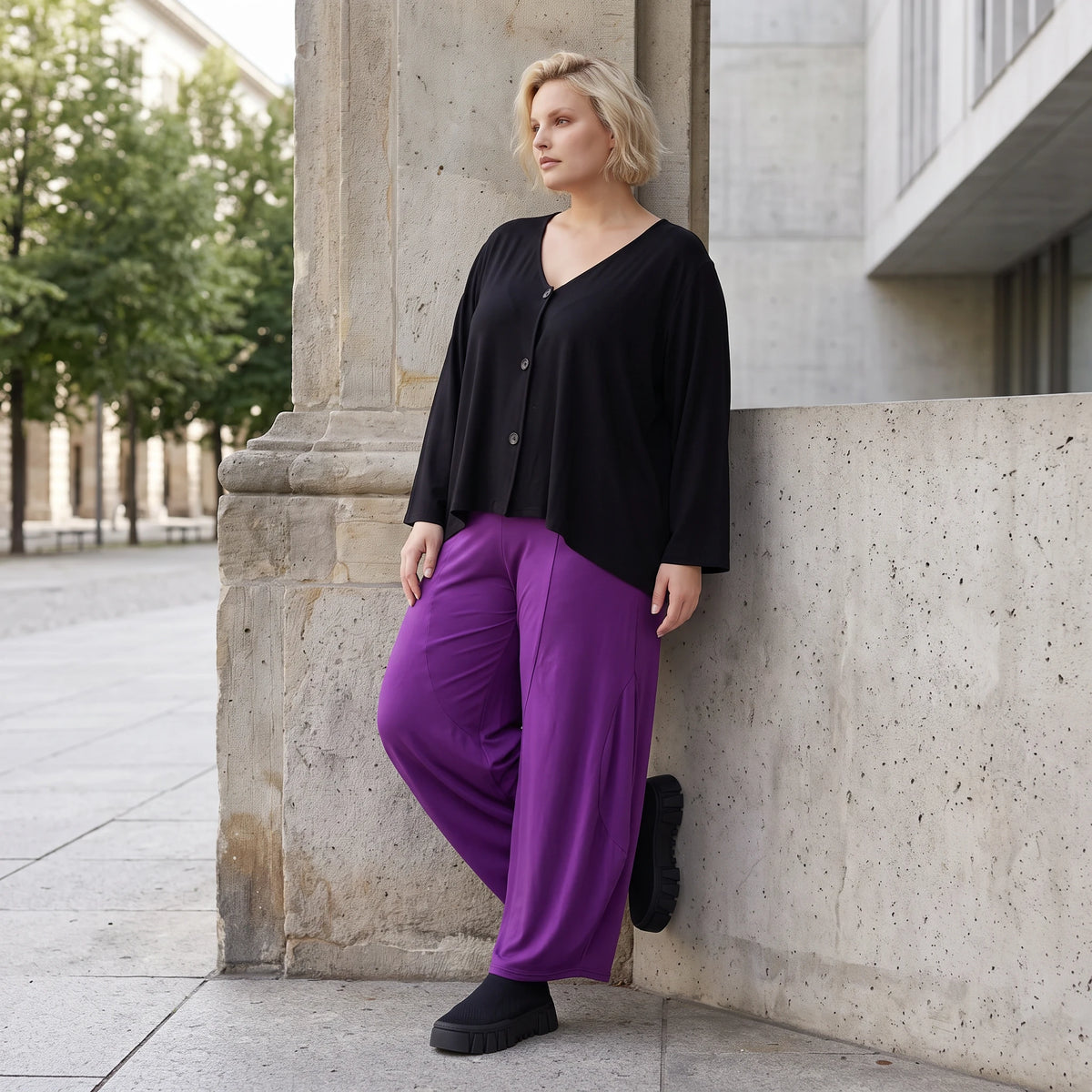 Violette Ballonhose aus softem Slinkystretch mit weitem Bein Flügeltaschen Schlupfbund