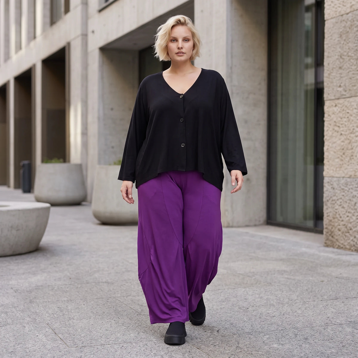 Violette Ballonhose aus softem Slinkystretch mit weitem Bein Flügeltaschen Schlupfbund