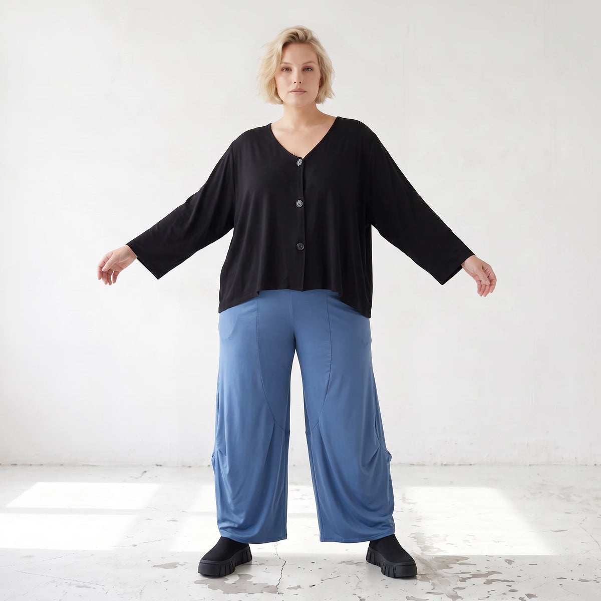 Blaue Ballonhose aus fließendem Slinkystoff mit Stretch und weitem Bein ohne Verschluss