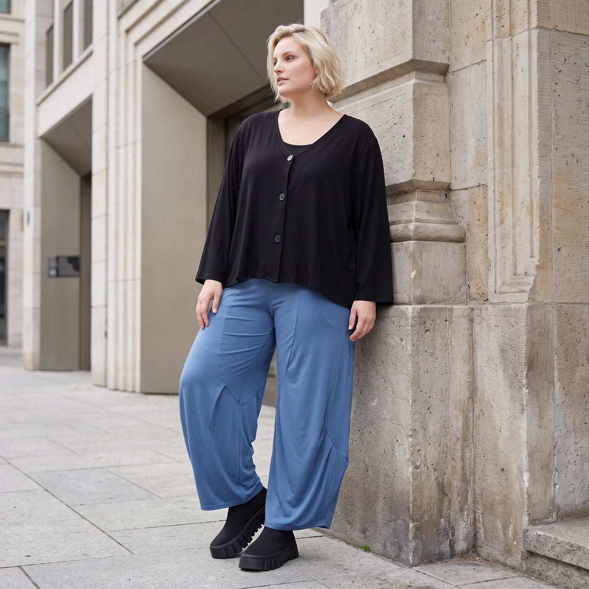 Blaue Ballonhose aus fließendem Slinkystoff mit Stretch und weitem Bein ohne Verschluss