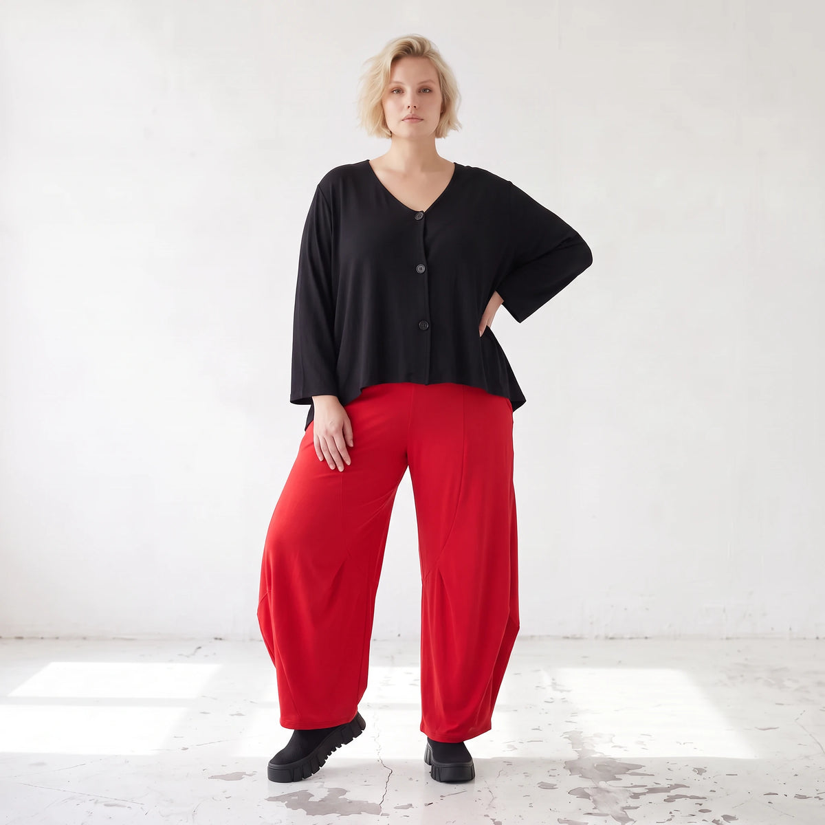 Rote Ballonhose aus Slinkystoff mit Stretch und weitem Bein als bequeme Schlupfhose