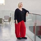 Rote Ballonhose aus Slinkystoff mit Stretch und weitem Bein als bequeme Schlupfhose