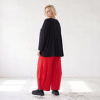 Rote Ballonhose aus Slinkystoff mit Stretch und weitem Bein als bequeme Schlupfhose