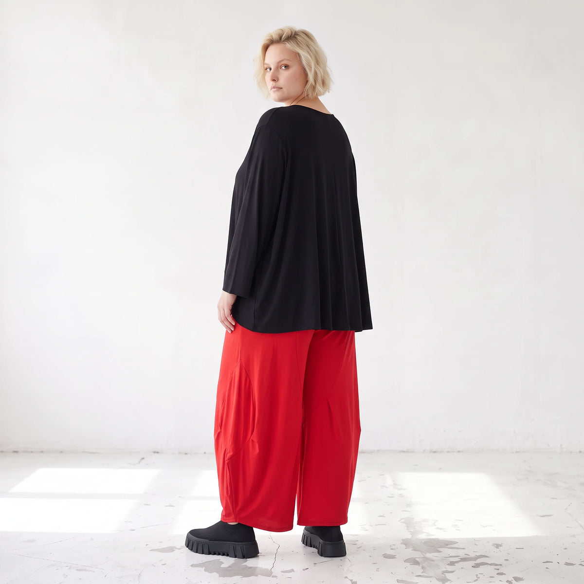 Rote Ballonhose aus Slinkystoff mit Stretch und weitem Bein als bequeme Schlupfhose
