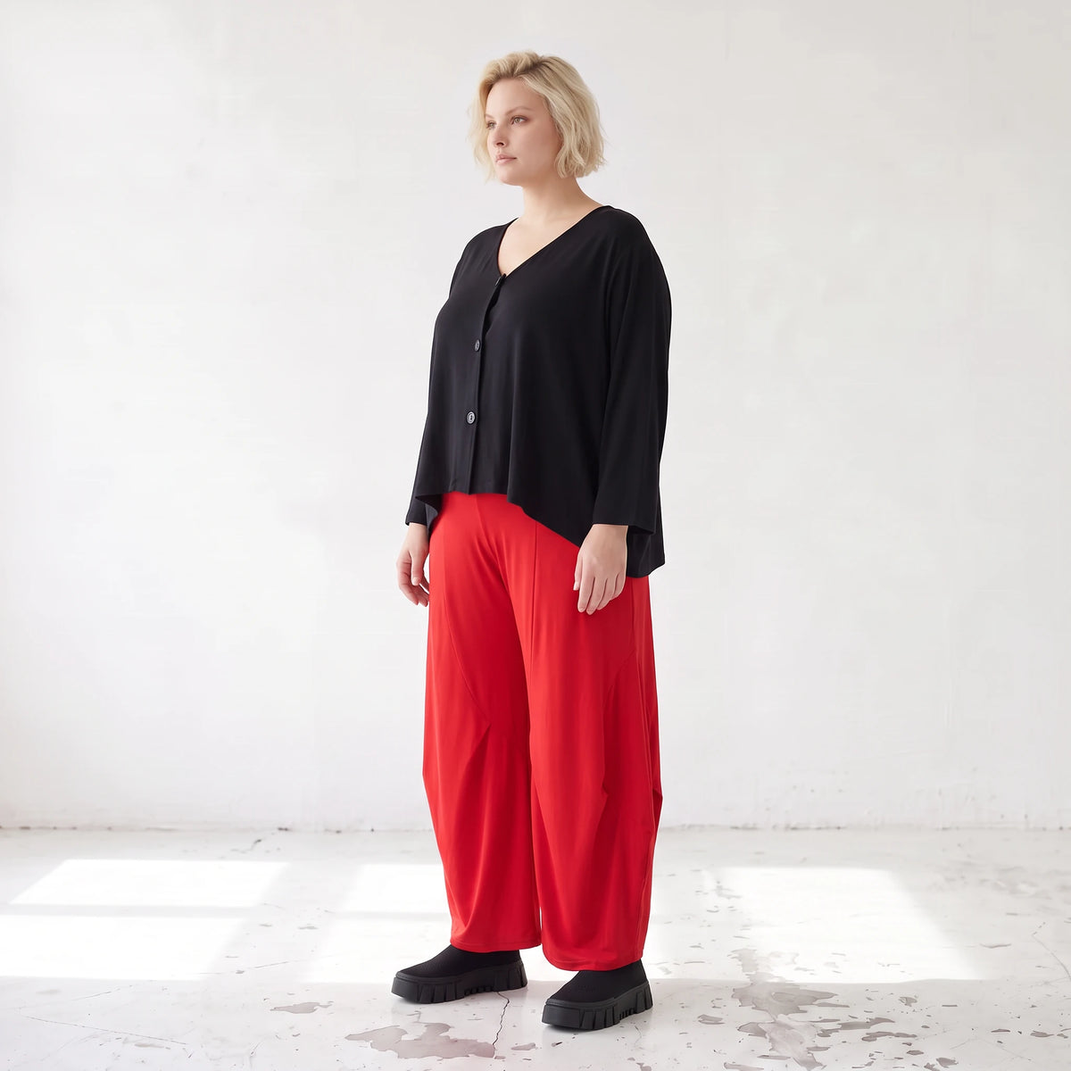 Rote Ballonhose aus Slinkystoff mit Stretch und weitem Bein als bequeme Schlupfhose