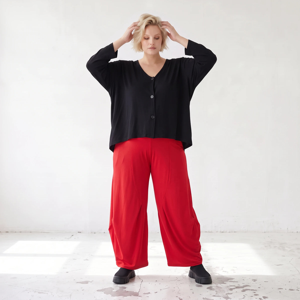 Rote Ballonhose aus Slinkystoff mit Stretch und weitem Bein als bequeme Schlupfhose