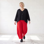 Rote Ballonhose aus Slinkystoff mit Stretch und weitem Bein als bequeme Schlupfhose