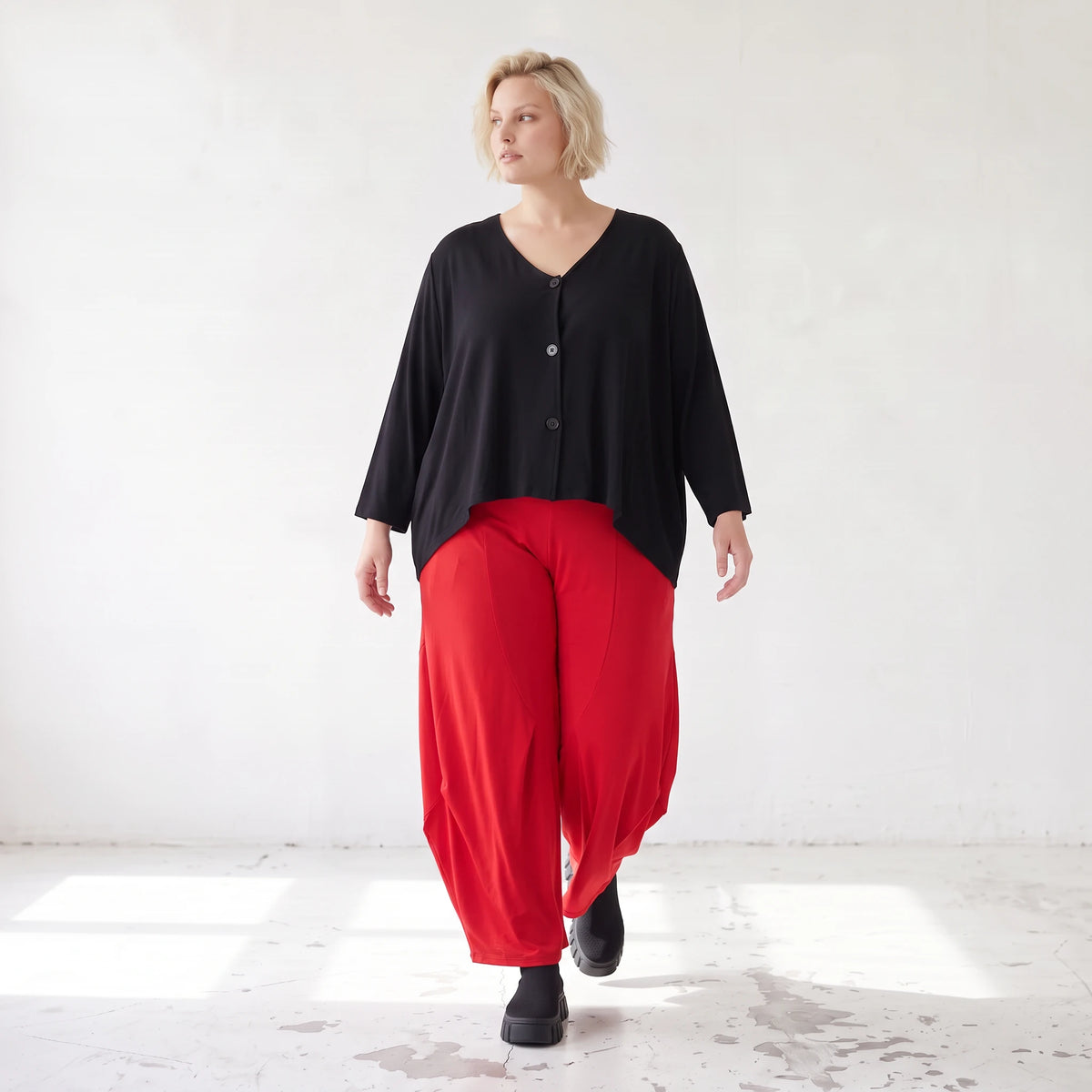 Rote Ballonhose aus Slinkystoff mit Stretch und weitem Bein als bequeme Schlupfhose