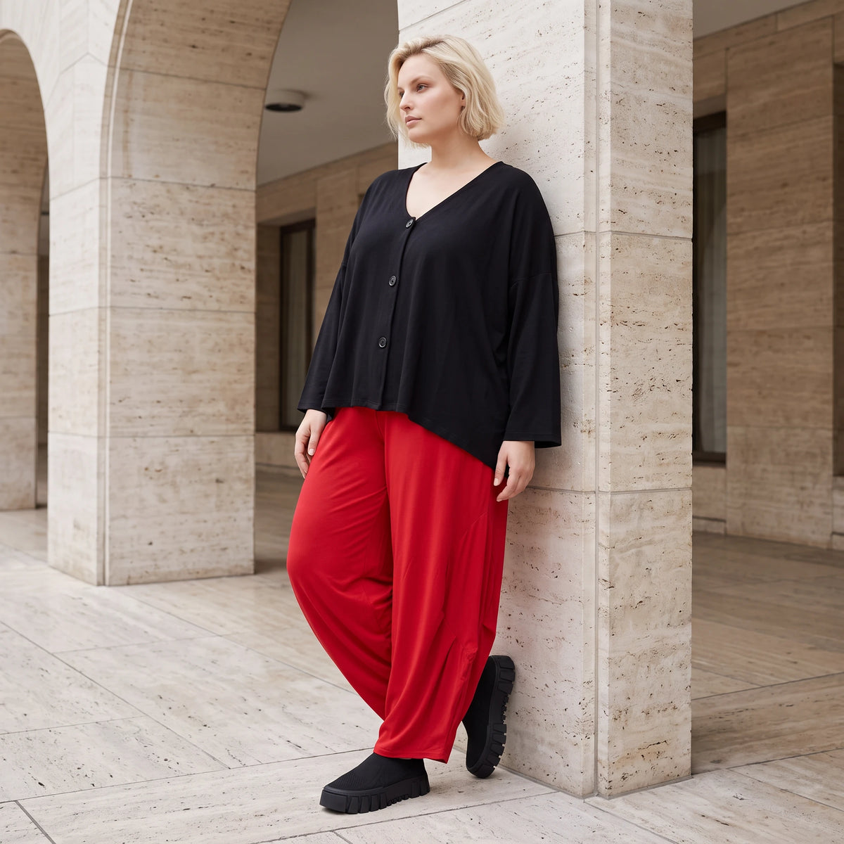 Rote Ballonhose aus Slinkystoff mit Stretch und weitem Bein als bequeme Schlupfhose