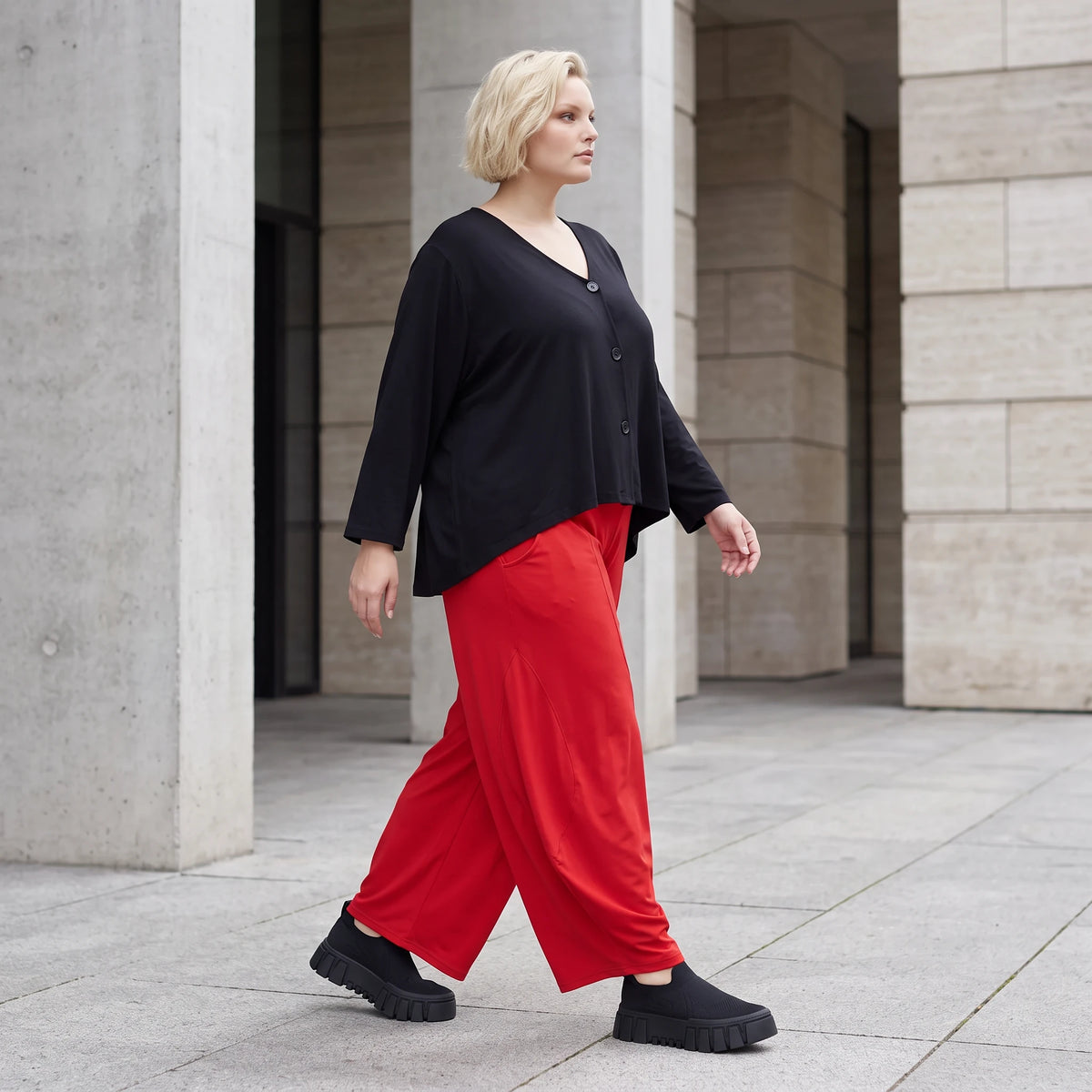 Rote Ballonhose aus Slinkystoff mit Stretch und weitem Bein als bequeme Schlupfhose