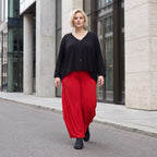 Rote Ballonhose aus Slinkystoff mit Stretch und weitem Bein als bequeme Schlupfhose