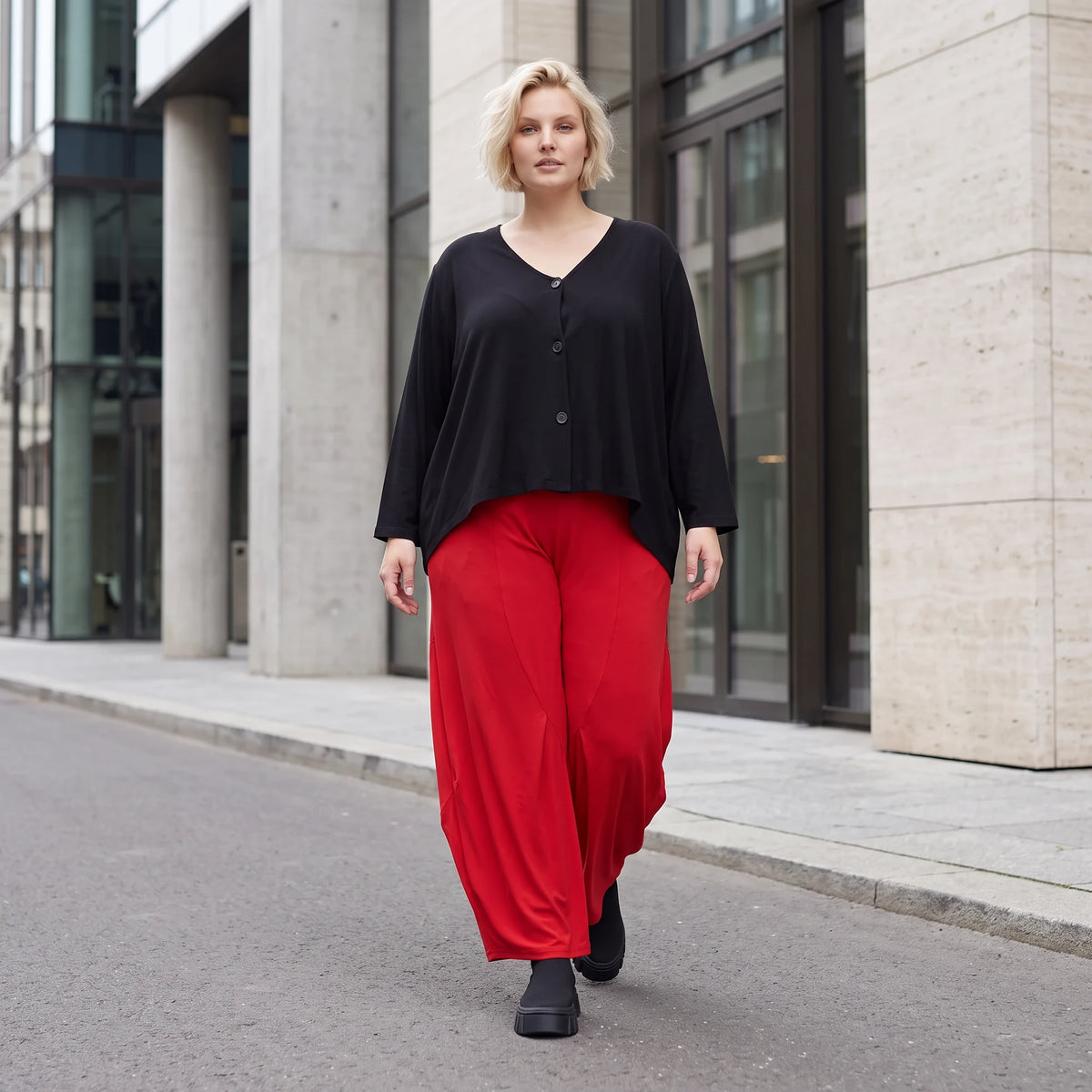 Rote Ballonhose aus Slinkystoff mit Stretch und weitem Bein als bequeme Schlupfhose