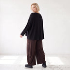 Fliessende Ballonhose in Dunkelbraun aus softem Slinky Stretch mit weitem Bein bequem