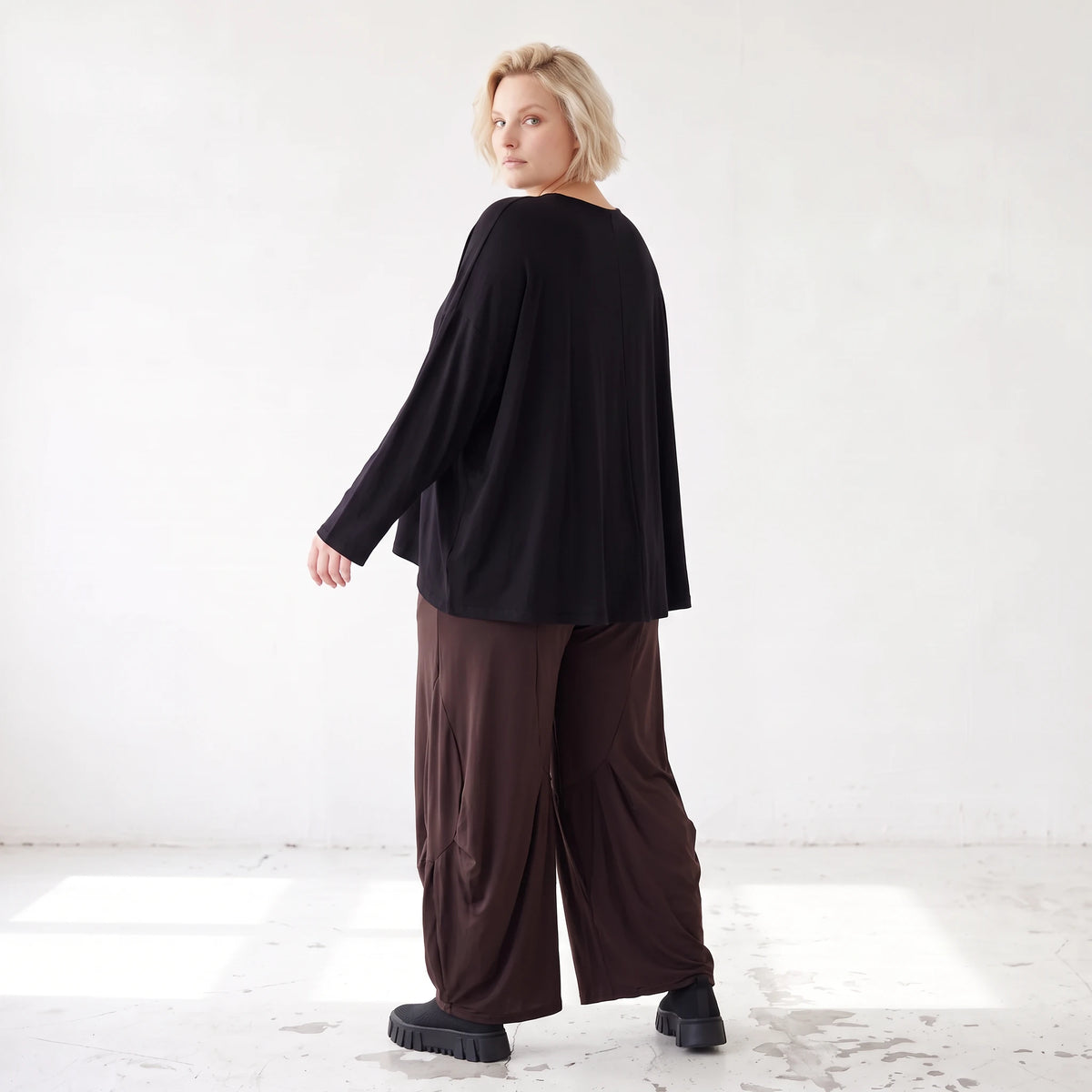 Fliessende Ballonhose in Dunkelbraun aus softem Slinky Stretch mit weitem Bein bequem